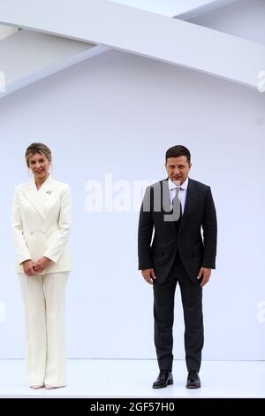 Kiev, Ucraina. 23 Agosto 2021. Volodymyr Zelensky Presidente dell'Ucraina e sua moglie Olena Zelenska durante il Vertice di Kiev delle prime Signore e signori. L'evento è stato organizzato su iniziativa di Olena Zelenska, moglie del Presidente dell'Ucraina. Credit: SOPA Images Limited/Alamy Live News Foto Stock