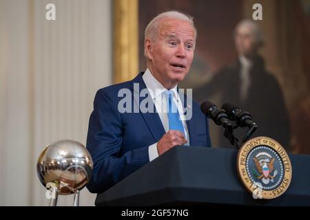 Washington, Stati Uniti. 23 Agosto 2021. Il presidente degli Stati Uniti Joe Biden dà il benvenuto alla Seattle Storm per onorare la squadra per il loro campionato WNBA 2020 alla Casa Bianca a Washington, DC lunedì 23 agosto 2021. Foto di Ken Cedeno/UPI Credit: UPI/Alamy Live News Foto Stock