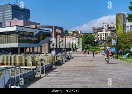 Dartmouth, Nova Scotia, Canada - 10 agosto 2021: Le persone godono di una giornata di sole sul lungomare di Dartmouth Foto Stock