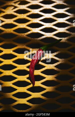 Foto dall'alto di peperoncini thailandesi su un tavolo giallo. Foto Stock