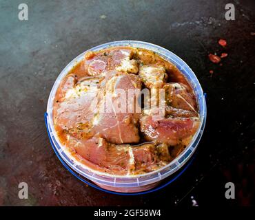 Per friggere vengono preparati pezzi di carne crudi e succosi con cipolle. Kebab sottaceto. Foto Stock