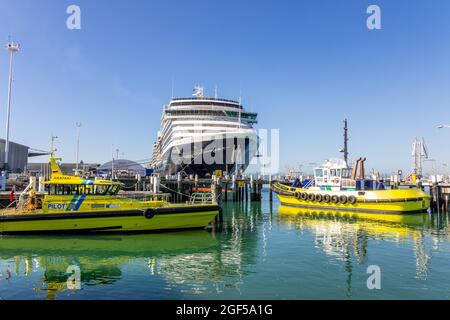 Holland America nave da crociera Noordam nel Porto di Tauranga Nuova Zelanda Barche pilota ormeggiate di fronte a Noordam Foto Stock