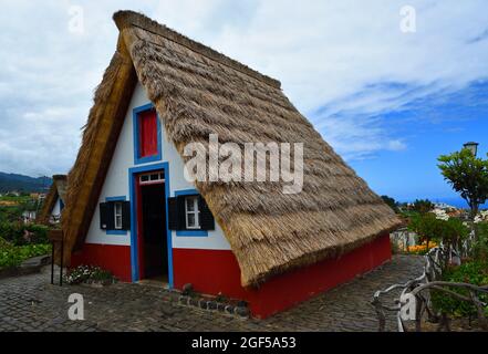 Tradizionale edificio Madeira con tetto in paglia. Foto Stock