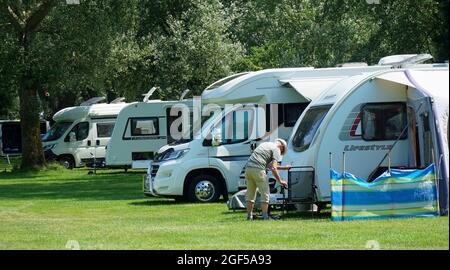 ST NEOTS, CAMBRIDGESHIRE, INGHILTERRA - 22 LUGLIO 2021: Camper furgoni sul campo tra gli alberi. Foto Stock