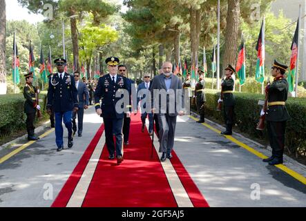 KABUL, Afghanistan (19 agosto 2018) DEGLI STATI UNITI Esercito gen. John Nicholson, comandante della risoluta di supporto alla missione degli Stati Uniti e Forces-Afghanistan, passeggiate con Mohammed Masoom Stanekzai, Direttore della Sicurezza Nazionale direzione, prima dell'inizio di un Afghanistan Independence Day cerimonia presso il Ministero della Difesa del 19 agosto 2018, a Kabul, Afghanistan. (U.S. Air Force foto di Tech. Sgt. Sharida Jackson) Foto Stock