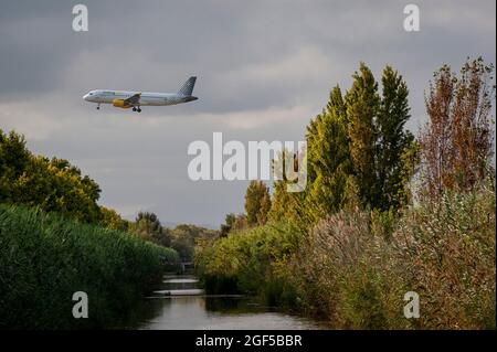 Volando sopra la Llobregat Delta a Vueling aereo aereo aereo diriga l'aeroporto di Barcellona per l'atterraggio. All'inizio di agosto, i governi spagnolo e catalano hanno accettato di espandere l'aeroporto di Barcellona, il piano ha l'opposizione degli ambientalisti che ammonivano contro la distruzione del delta di Llobregat e l'aumento delle emissioni di carbonio. Foto Stock