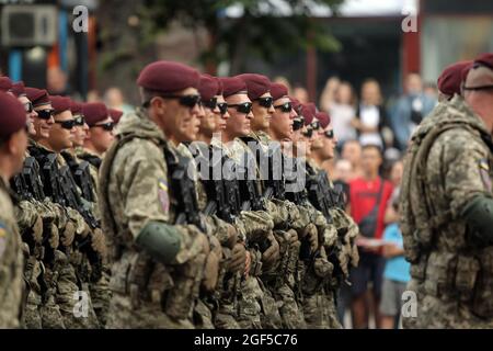 Non esclusiva: KYIV, UCRAINA - 22 AGOSTO 2021 - durante le prove della sfilata per il 30° anniversario dell'Independen vengono raffigurati dei militari