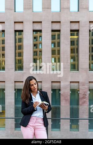 Donna caucasica con notebook in città Foto Stock
