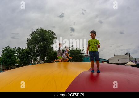 KOSCIAN, POLONIA - 01 ago 2021: Vista dei bambini su un cuscino colorato nel parco divertimenti Nenufar Club di Kospian, Polonia Foto Stock