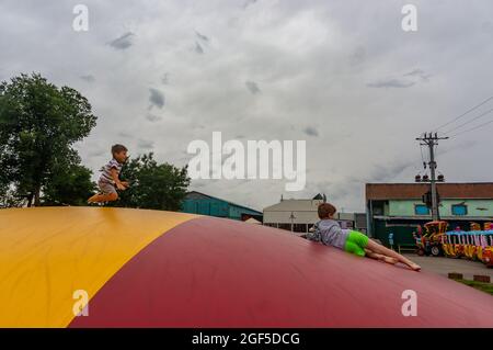 KOSCIAN, POLONIA - 01 ago 2021: Vista dei bambini su un cuscino colorato nel parco divertimenti Nenufar Club di Kospian, Polonia Foto Stock