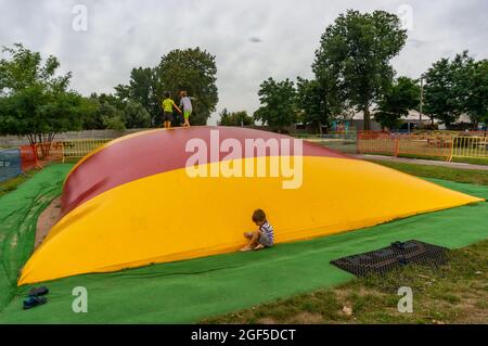 KOSCIAN, POLONIA - 01 ago 2021: Vista dei bambini su un cuscino colorato nel parco divertimenti Nenufar Club di Kospian, Polonia Foto Stock