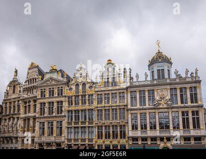 Bruxelles, Belgio - 31 luglio 2021: 6 facciate storiche iconiche delle case della gilda sul lato nord-ovest della Grand Place sotto il paesaggio grigio intenso. Un sacco di sculture Foto Stock