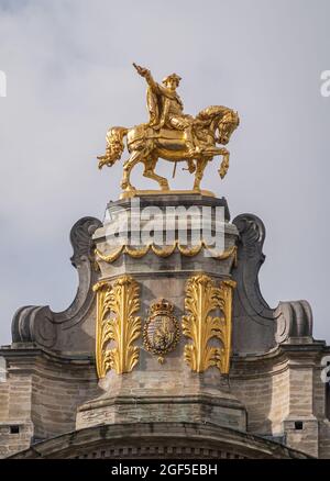 Bruxelles, Belgio - 31 luglio 2021: Facciata del palazzo della corporazione dei birrifici sul lato sud ovest della Grand Place con statua equestre d'oro di Carlo Alessandro di Foto Stock