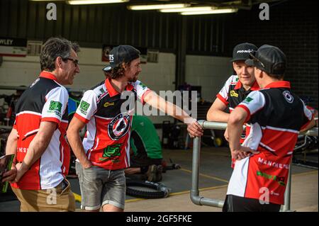 MANCHESTER, REGNO UNITO. 23 AGOSTO (l-r) il Team Manager Mark Lemon, Charles Wright, Dan Bewley e Jye Etheridge durante la partita della SGB Premiership tra Belle Vue Aces e King's Lynn Stars al National Speedway Stadium di Manchester lunedì 23 agosto 2021. (Credit: Ian Charles | MI News) Credit: MI News & Sport /Alamy Live News Foto Stock