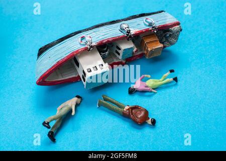 Modello di barca a vela vecchia posto su sfondo rosa. Scatto orizzontale Foto Stock