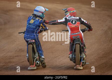 MANCHESTER, REGNO UNITO. IL 23 AGOSTO Thomas Jorgensen (White) si congratula con Dan Bewley (Red) per la sua vittoria durante la partita della SGB Premiership tra Belle Vue Aces e King's Lynn Stars al National Speedway Stadium di Manchester lunedì 23 agosto 2021. (Credit: Ian Charles | MI News) Credit: MI News & Sport /Alamy Live News Foto Stock