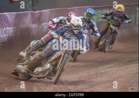 MANCHESTER, REGNO UNITO. Il 23 AGOSTO Richard Lawson (Bianco) guida Steve Worrall (Rosso) Charles Wright (Blu) e ben Barker (giallo) durante la partita di premiership SGB tra Belle Vue Aces e King's Lynn Stars al National Speedway Stadium di Manchester lunedì 23 agosto 2021. (Credit: Ian Charles | MI News) Credit: MI News & Sport /Alamy Live News Foto Stock