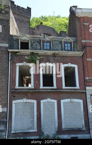 Colpo verticale di una vecchia casa abbandonata Foto Stock