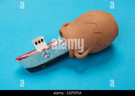 Modello di barca a vela vecchia posto su sfondo rosa. Scatto orizzontale Foto Stock