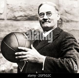 1930 ca , USA : il dottor americano JAMES A. NAISMITH ( 1861 - 1939 ), nato-canadese, inventore dello sport DI PALLACANESTRO. Ha scritto il libro originale di regole di pallacanestro e ha fondato il programma dei basketballs dell'università del Kansas. Fotografo sconosciuto . - BASKET - JIM THE DOC - SPORT - PALLACANESTRO - invenzione - DISCIPLINA SPORTIVA - Dottore - STORIA - FOTO STORICHE - RITRATTO - ritratto - prato - prato - prato - palla - palle - cravatta - cravatta - occhiale da vista - lente ---- Archivio GBB Foto Stock