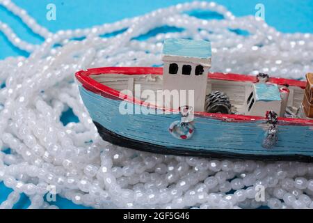 Modello di barca a vela vecchia posto su sfondo rosa. Scatto orizzontale Foto Stock