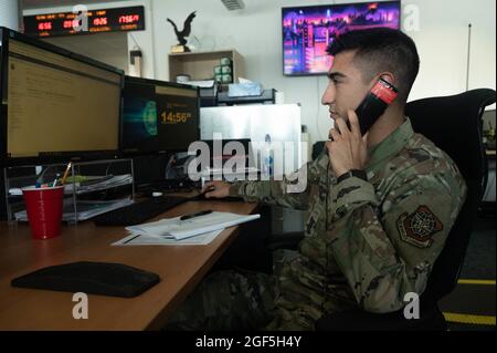 US Air Force Senior Airman Isaiah Roman, 721a unità di controllo Squadron Junior, coordina con i membri dell'equipaggio durante l'operazione Allees Refuge presso la base aerea di Ramstein, Germania, 22 agosto 2021. La base aerea di Ramstein fornisce alloggio sicuro e temporaneo per gli evacuati qualificati dall'Afghanistan durante le prossime settimane. L'operazione Allees Refuge sta facilitando l'evacuazione rapida e sicura dei cittadini degli Stati Uniti, dei richiedenti di visti speciali per immigrati e di altri afghani a rischio dall'Afghanistan. Gli evacuati qualificati riceveranno assistenza, come alloggio temporaneo, cibo, screening medico e cure mediche Foto Stock