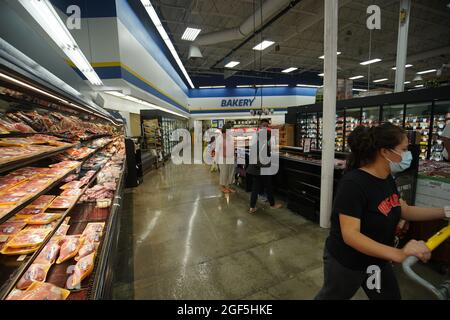 Le persone che indossano maschere per il viso come misura preventiva contro la diffusione del coronavirus sono visto shopping al supermercato Foodmaxx in mezzo alla crisi del coronavirus. Foto Stock