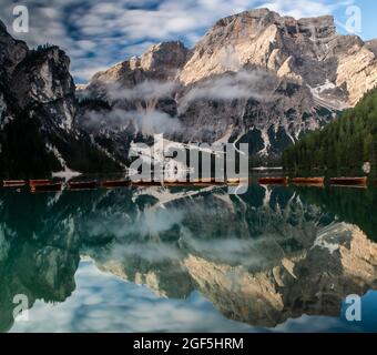 Lago di Braies all'alba Foto Stock