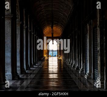 Vista verso l'interno delle colonne della Biblioteca Marciana, accanto alla Piazzetta San Marco a Venezia Foto Stock