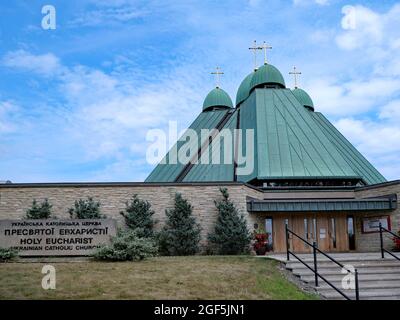 Chiesa cattolica Ucraina della Santa Eucaristia a Toronto, con una moderna variante architettonica delle tradizionali cupole a forma di cipolla Foto Stock