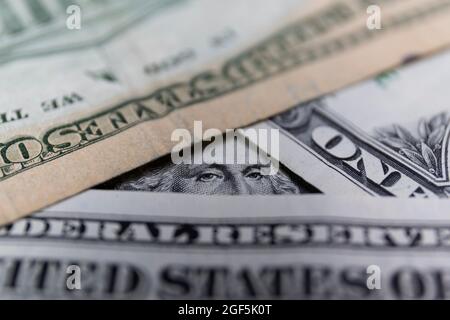 Gli occhi di George Washington peering sopra le altre fatture del dollaro perché avete fatto qualcosa di sbagliato. Foto Stock