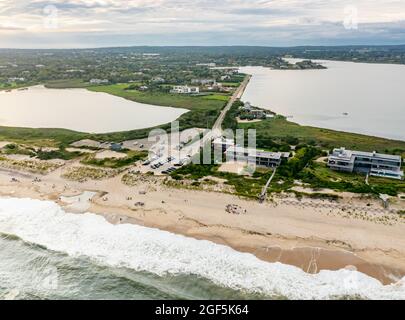 Case fronte oceano su Flying Point Road, mulino ad acqua, NY Foto Stock