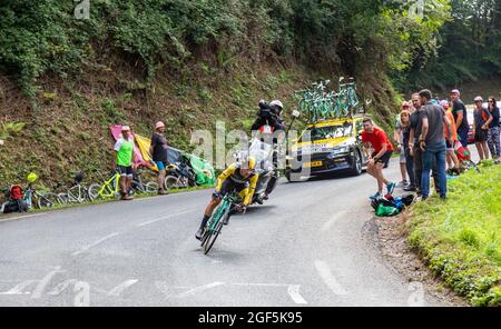 Espelette, Francia - Luglio 28,2018: Il ciclista sloveno Primoz Roglic del Team LottoNL-Jumbo che cavalca durante il singolo contro la ventesima tappa dell'Orologio Foto Stock