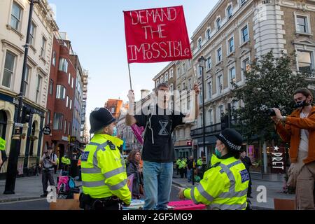 LONDRA, INGHILTERRA - 23 AGOSTO, la ribellione di estinzione prende il controllo del West End di Londra il primo giorno di un takeoveron di Londra pianificato di due settimane martedì 24 agosto 2021. (Credit: Lucy North | MI News) Credit: MI News & Sport /Alamy Live News Foto Stock