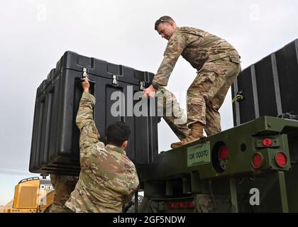 Gli airmen assegnati al 1 ° Combat Communications Squadron caricano il carico su un camion durante l'operazione Allees Refuge a Ramstein Air base, Germania, 22 agosto 2021. Questo carico includeva le apparecchiature di comunicazione essenziali per sostenere gli sforzi di evacuazione Afghanistan di operazione Allees Refuge. (STATI UNITI Foto Air Force di Senior Airman Caleb S. Kimmell via American PhotoArchive/Alamy) Foto Stock