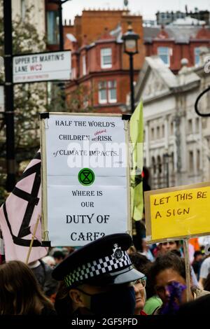 Londra, Regno Unito, 21 agosto 2021:- i manifestanti della ribellione di estinzione durante una protesta nel centro di Londra Foto Stock