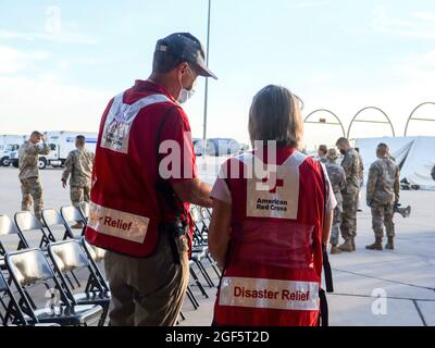 I rappresentanti della Croce Rossa americana attendono l'arrivo del primo volo dall'aeroporto internazionale Kabul Hamid Karzai presto sabato mattina a Fort Bliss, Tx il 21 agosto 2021. Il Dipartimento della Difesa, a sostegno del Dipartimento di Stato, fornisce trasporto e alloggio temporaneo a sostegno dell'operazione Allees Refuge. Questa iniziativa segue l'impegno dell'America nei confronti dei cittadini afghani che hanno aiutato gli Stati Uniti e fornisce loro un sostegno essenziale in luoghi sicuri al di fuori dell'Afghanistan. (STATI UNITI Foto dell'esercito di Lt. Col. Allie Payne) Foto Stock