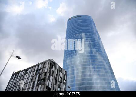 Bilbao, Spagna. 05 agosto 2021. Vista della Torre Iberdrola, il grattacielo che è la sede della compagnia elettrica Iberdrola a Bilbao. La Torre Iberdrola situata nella città di Bilbao con i suoi 165 metri di altezza e 41 piani, costruita su progetto dell'architetto César Pelli, È l'edificio più alto dei Paesi Baschi e il più grande di tutti i grattacieli d'ufficio in Spagna. Ha un eliporto sul tetto per i voli di emergenza e più di duemila persone lavorano nel grattacielo, essendo la sede della compagnia elettrica Iberdrola. Credit: SOPA Images Limited/Alamy Live News Foto Stock