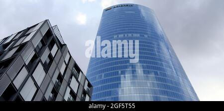 Bilbao, Spagna. 05 agosto 2021. Vista della Torre Iberdrola, il grattacielo che è la sede della compagnia elettrica Iberdrola a Bilbao. La Torre Iberdrola situata nella città di Bilbao con i suoi 165 metri di altezza e 41 piani, costruita su progetto dell'architetto César Pelli, È l'edificio più alto dei Paesi Baschi e il più grande di tutti i grattacieli d'ufficio in Spagna. Ha un eliporto sul tetto per i voli di emergenza e più di duemila persone lavorano nel grattacielo, essendo la sede della compagnia elettrica Iberdrola. Credit: SOPA Images Limited/Alamy Live News Foto Stock