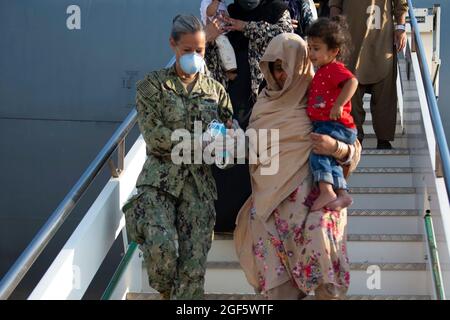 La base aerea navale Sigonella Command Master Chief Anna Wood assiste un evacuatore sbarcare un US Air Force KC-10 Extender 22 agosto 2021. NAS Sigonella sta attualmente sostenendo la missione del Dipartimento della Difesa per facilitare la partenza e il trasferimento in sicurezza dei cittadini statunitensi, dei beneficiari di visti speciali per l'immigrazione e delle popolazioni afghane vulnerabili provenienti dall'Afghanistan. Credito obbligatorio: Kegan E. Kay/US Navy via CNP/MediaPunch Foto Stock