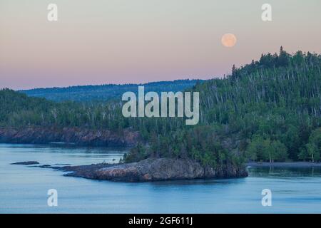 Ormeggia sulla riva del lago superiore, il parco statale del faro di Split Rock, Minnesota Foto Stock