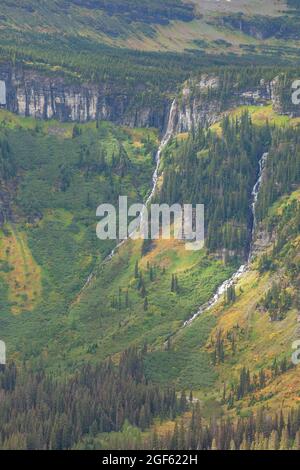 Cascate vicino al Logan Pass sulla Going-to-the-Sun Road, Glacier National Park, Montana Foto Stock