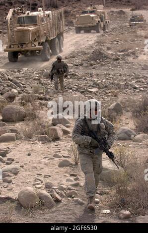 I paracadutisti del 1° Battaglione (Airborne), 503° Reggimento fanteria, 173° Team di combattimento Brigata Airborne, conducono una pattuglia smontata insieme ad un improvvisato convoglio di disboscamento esplosivo attraverso Ambush Alley nella provincia di Paktika, Afghanistan, 3 novembre. (STATI UNITI Foto dell'esercito/SPC. Micah, E. Clare) Foto Stock