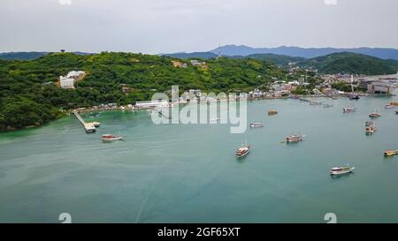 Gruppo di veduta aerea del tradizionale parcheggio phinisi sul mare a Labuan Bajo. Foto Stock