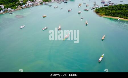 Gruppo di veduta aerea del tradizionale parcheggio phinisi sul mare a Labuan Bajo. Foto Stock