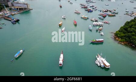 Gruppo di veduta aerea del tradizionale parcheggio phinisi sul mare a Labuan Bajo. Foto Stock