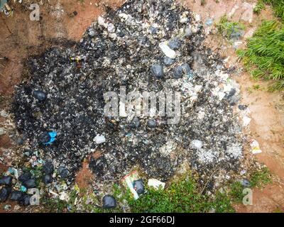 Vista aerea discarica rifiuti rifiuti enorme scarico inquinamento ambientale problema, vista dall'alto su plastica e altri rifiuti industriali ecologiche disastro da Foto Stock