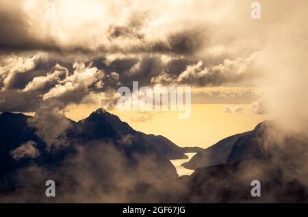 Milford Sound/Piopiotahi e Mitre Peak da Mount Underwood, Parco Nazionale Fiordland Foto Stock