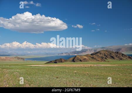 Paesaggi naturali della Mongolia vicino al lago Tolbo-Nuur circondato da montagne e rocce nel nord della Mongolia.