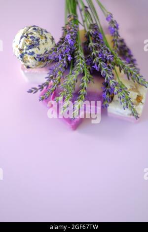 Sapone di lavanda e bombe da bagno, rametti di lavanda . cosmetici vegani eco-friendly . Cosmetici vegetali biologici con estratto di lavanda Foto Stock